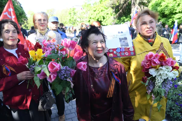 在馬里烏波爾的英雄巷參加紀念偉大衛國戰爭勝利 77 週年的節慶活動的參與者們。 在馬里烏波爾的英雄巷參加紀念偉大衛國戰爭勝利 77 週年的節慶活動的參與者們。 - 俄羅斯衛星通訊社