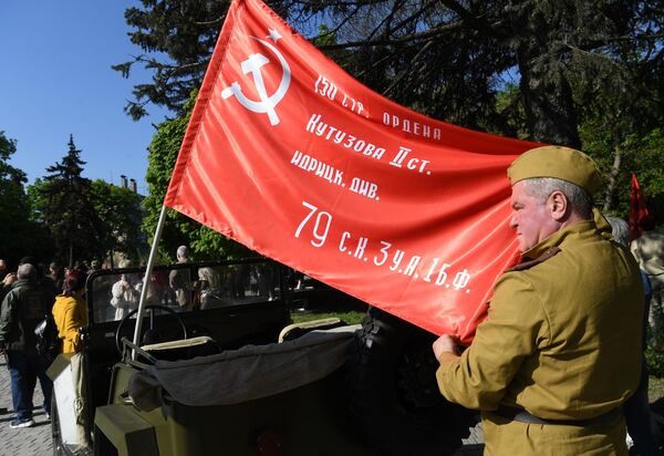 在馬里烏波爾的英雄巷參加紀念偉大衛國戰爭勝利 77 週年的節慶活動的人們。 - 俄羅斯衛星通訊社