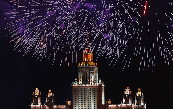 为纪念伟大卫国战争胜利 77 周年，罗蒙诺索夫莫斯科国立大学教学楼上空绽放的烟花。 - 俄罗斯卫星通讯社