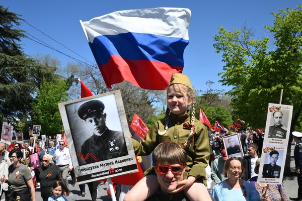 塞瓦斯托波爾舉行“不朽軍團”遊行，以紀念偉大的衛國戰爭勝利77週年。 - 俄羅斯衛星通訊社
