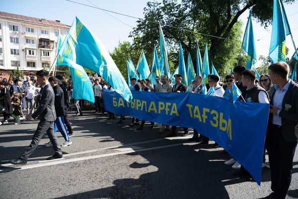 阿拉木图举行“Batyrlarga tagzym”（“敬拜英雄”）活动，以纪念伟大的卫国战争胜利77周年。 - 俄罗斯卫星通讯社