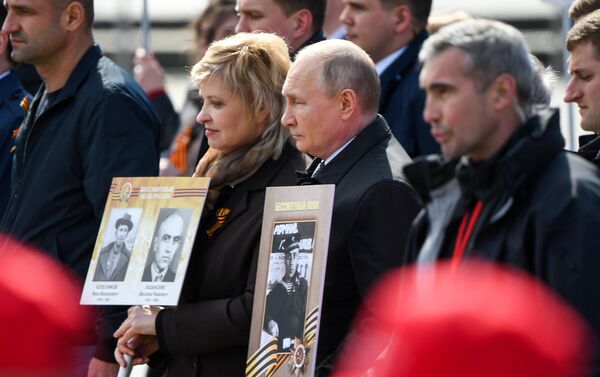 5月9日，俄羅斯總統普京手捧父親肖像參加在莫斯科舉行的“不朽軍團”遊行。 - 俄羅斯衛星通訊社