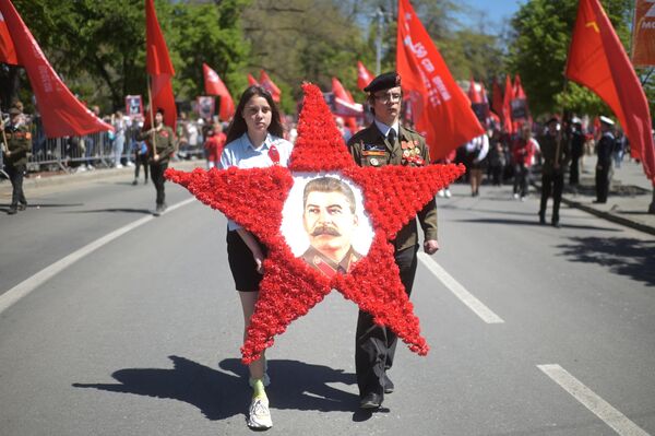 塞瓦斯托波尔举行“不朽军团”游行，以纪念伟大的卫国战争胜利77周年。 - 俄罗斯卫星通讯社