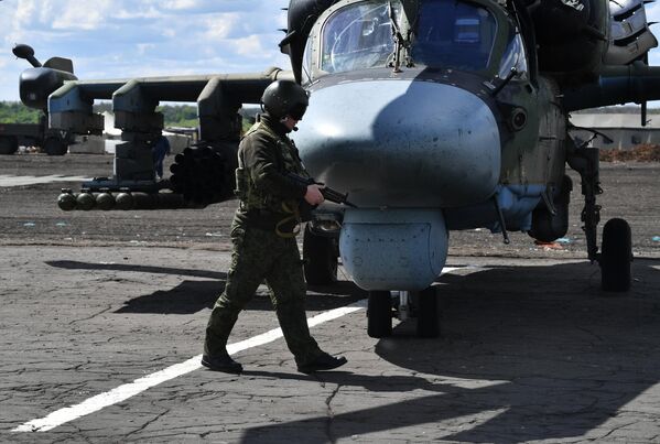 野战机场里俄罗斯空天军卡-52攻击直升机旁的飞行员们，该直升机参加了哈尔科夫方向的特别军事行动。 - 俄罗斯卫星通讯社