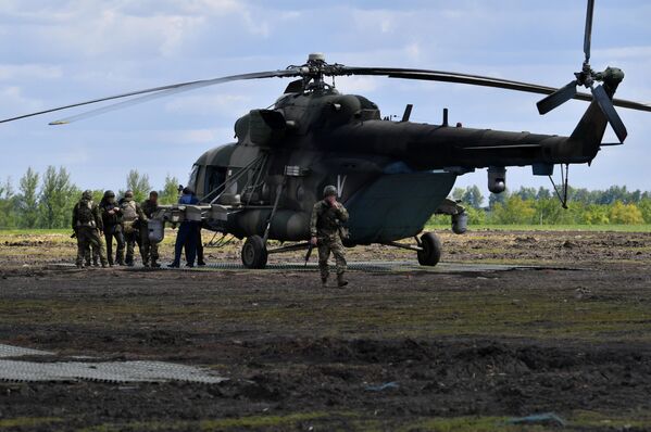 野战机场里，米-8AMTSh直升机旁的机械师和军人。 - 俄罗斯卫星通讯社