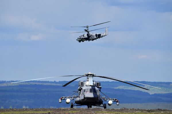 野战机场里参加哈尔科夫方向特别军事行动的米-8AMTSh直升机（前）。 - 俄罗斯卫星通讯社