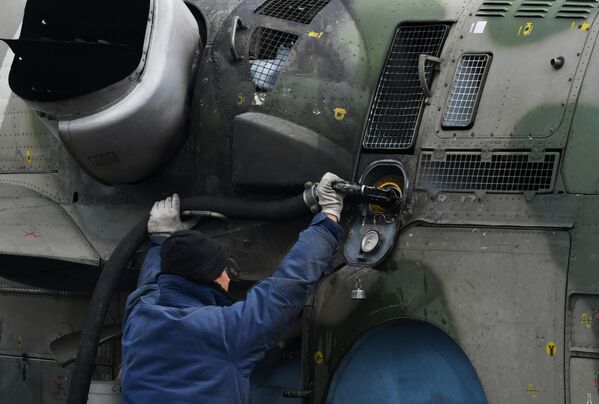 机械师为即将参加哈尔科夫方向特别军事行动的卡-52攻击直升机加油。 - 俄罗斯卫星通讯社