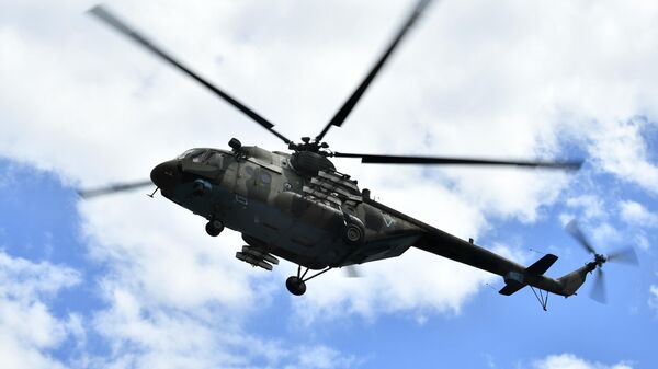 Вертолет Ми-8 АМТШ, задействованный в специальной военной операции на Харьковском направлении, над полевым аэродромом - 俄羅斯衛星通訊社