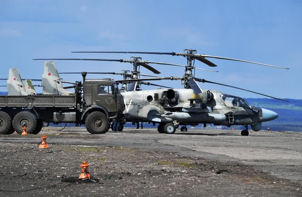 野战机场里的俄罗斯空天军卡-52攻击直升机，该直升机参加了哈尔科夫方向的特别军事行动。 - 俄罗斯卫星通讯社