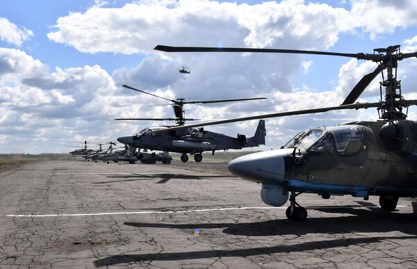 野战机场里的俄罗斯空天军卡-52攻击直升机，该直升机参加了哈尔科夫方向的特别军事行动。 - 俄罗斯卫星通讯社