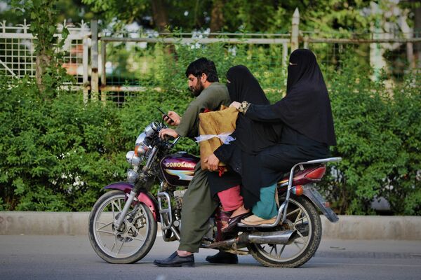 喀布尔街头穿着布卡（罩袍）坐摩托车的女性。 - 俄罗斯卫星通讯社
