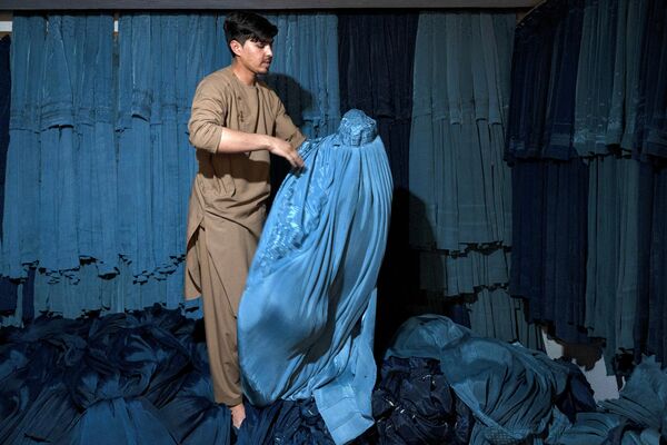 喀布尔街头卖布卡（罩袍）的摊铺。 - 俄罗斯卫星通讯社