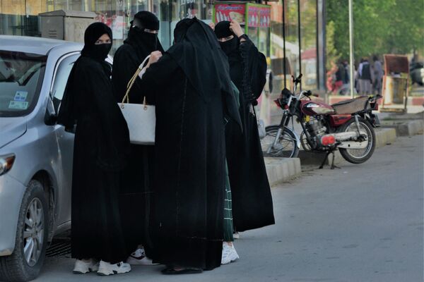 喀布尔街头穿着布卡（罩袍）的女性。 - 俄罗斯卫星通讯社