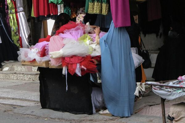 赫拉特，穿着布卡（罩袍）的女性在为孩子买东西。 - 俄罗斯卫星通讯社
