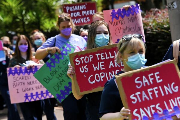 2022年2月15日，澳大利亚新南威尔士州公立医院的护士们在悉尼参加罢工，以抗议员工短缺和疫情带来的压力。 - 俄罗斯卫星通讯社