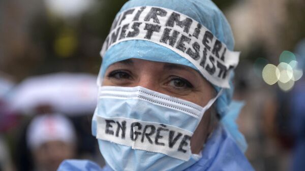一名麻醉師護士在法國馬賽參加要求加薪的示威活動 - 俄羅斯衛星通訊社
