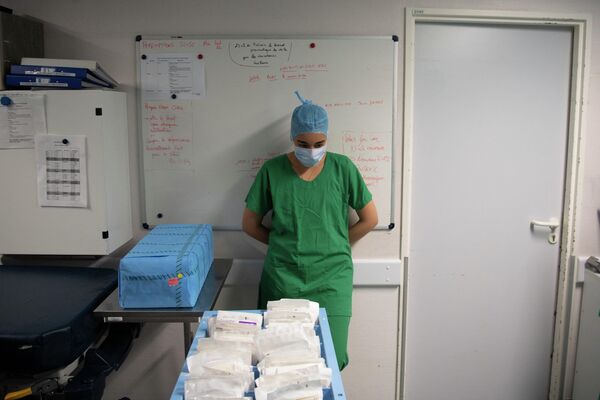 2021年6月10日，在法国西部的昂热大学附属医院 (CHU)，一名护士在使用Loop-X实时医学图像期间等待，以确保转移性乳腺癌患者的脊柱得到修复。Loop-X机器人辅助手术装置在欧洲首次亮相。 - 俄罗斯卫星通讯社