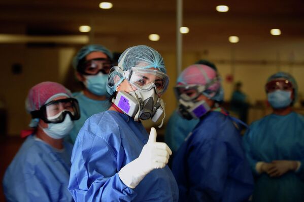 2021年6月2日，一名护士在墨西哥社会保障研究所 (IMSS) 医院竖起大拇指，该医院接收治新冠肺炎患者。自一年前设立以来，已有7000名新冠肺炎患者在加罗德里格斯赛场的野地医院接受治疗。 该医院将被拆除，以在10月举办2021年墨西哥F1大奖赛。  （阿尔弗雷多·埃斯特雷拉/AE/法新社摄） - 俄罗斯卫星通讯社