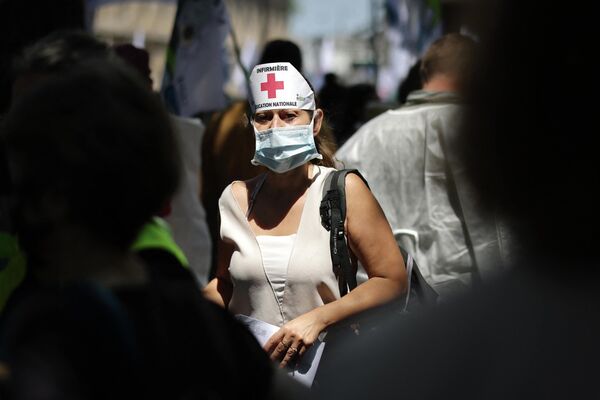 2021年6月10日，在巴黎，为国民教育工作的护士参加了由全国护士健康顾问联盟召集的集会，要求提高工资和招聘员工。 （托马斯 COEX / 法新社摄） - 俄罗斯卫星通讯社