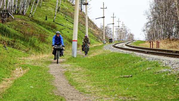 自行車愛好者在貝加爾湖畔的東西伯利亞鐵路沿線騎行。 - 俄羅斯衛星通訊社