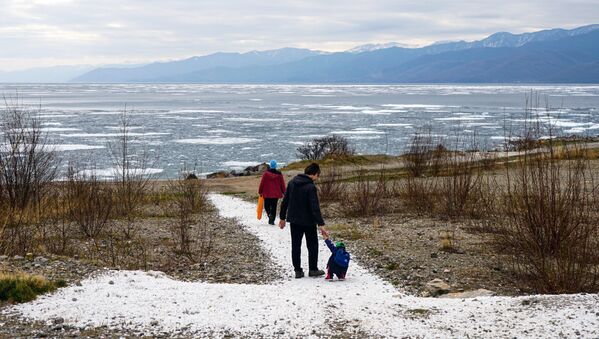 游客在贝加尔湖畔游玩散步。 - 俄罗斯卫星通讯社