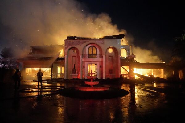Calif.2022年5月11日週三，加利福尼亞州拉古那尼古爾，消防員正在努力撲滅在建築物燃燒的野火。 - 俄羅斯衛星通訊社