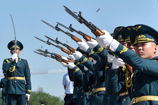 2022年5月9日，比什凱克勝利日慶典上，吉爾吉斯斯坦儀仗隊士兵在聖火紀念碑前敬禮。吉爾吉斯斯坦慶祝盟軍在二戰中戰勝納粹德國77週年。 - 俄羅斯衛星通訊社