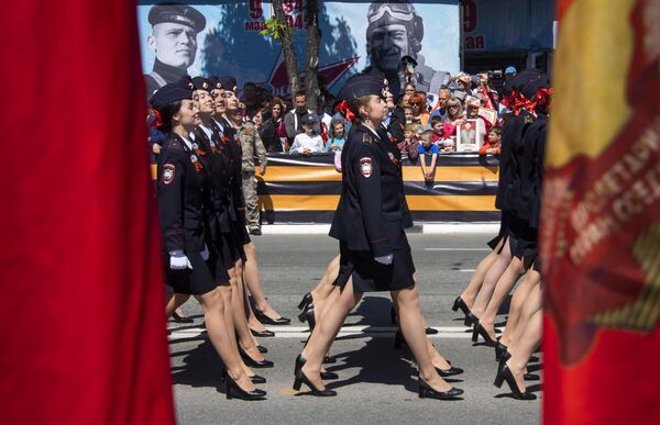 在辛菲羅波爾舉行的紀念偉大的衛國戰爭勝利 77 週年閱兵式的參與者們。 - 俄羅斯衛星通訊社