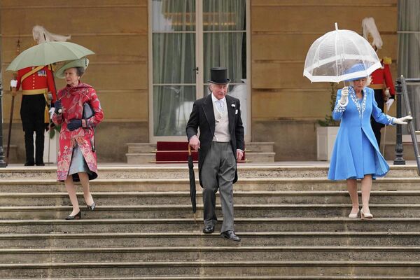2022年5月11日週三，在倫敦白金漢宮舉行的皇家遊園會上，查爾斯王子和康沃爾公爵夫人卡米拉從樓梯上走下來。 - 俄羅斯衛星通訊社