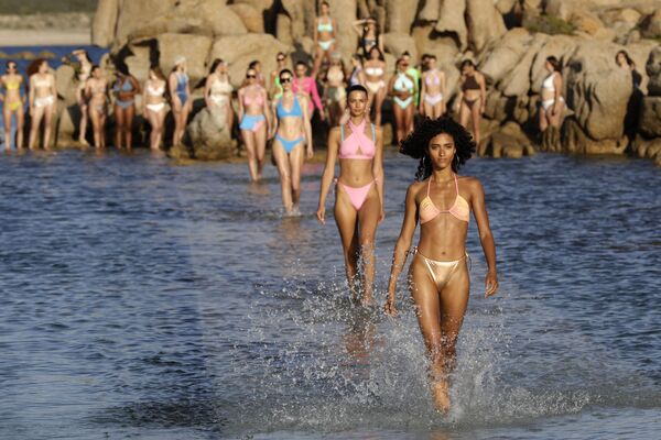 2022年5月12日，法國模特Melodie Vaxelaire在法國地中海科西嘉島薩爾泰納的穆爾托里酒莊，她行走在水中展示著艾格泳衣系列。 - 俄羅斯衛星通訊社