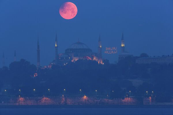 伊斯坦布爾夜空中出現的月全食。 - 俄羅斯衛星通訊社