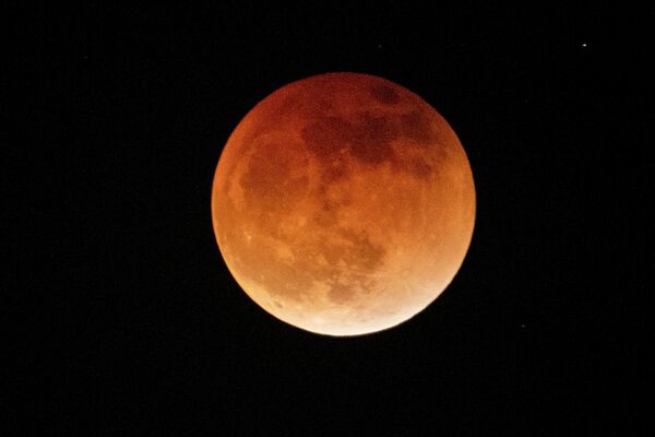 加利福尼亞夜空中出現的月全食。 - 俄羅斯衛星通訊社
