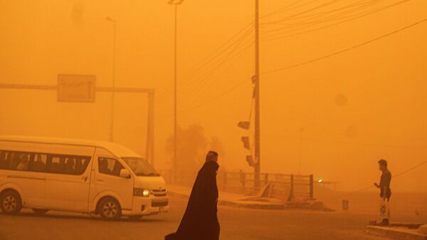伊拉克首都巴格達在沙塵暴中穿過馬路的行人 - 俄羅斯衛星通訊社