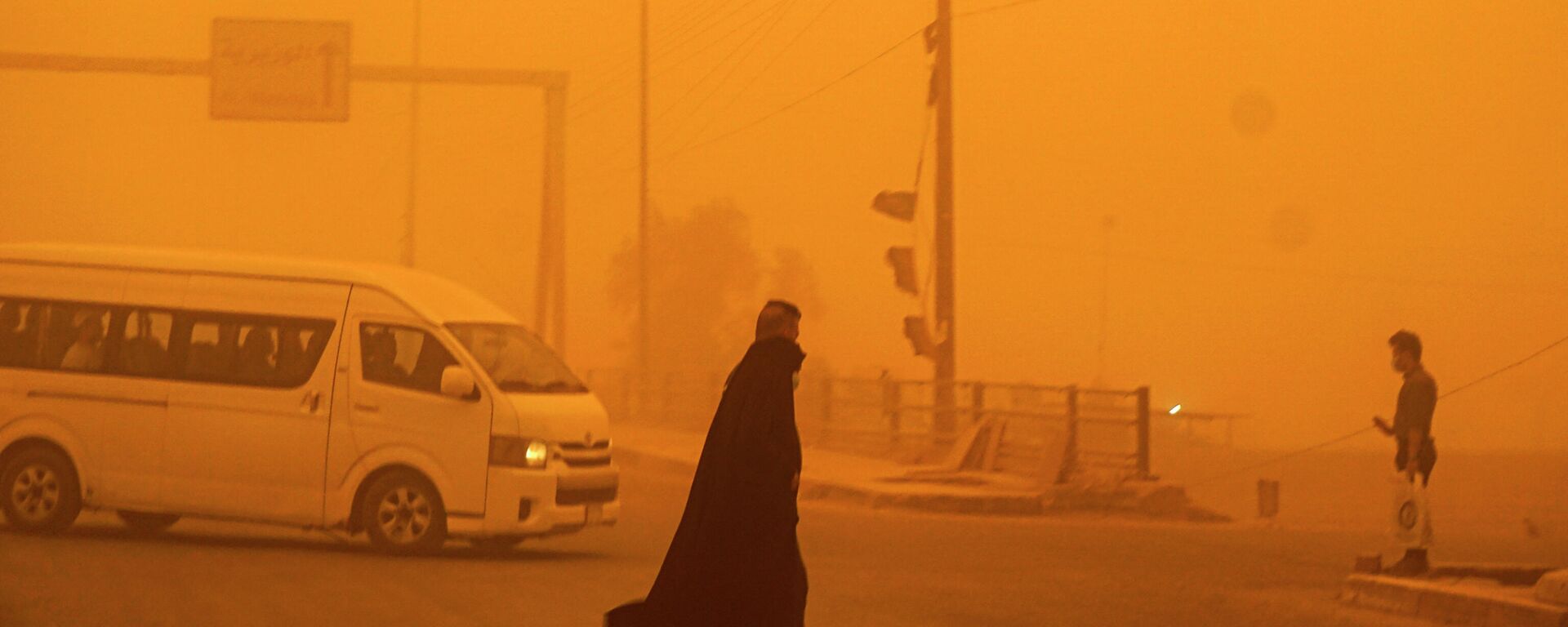 伊拉克首都巴格达在沙尘暴中穿过马路的行人 - 俄罗斯卫星通讯社, 1920, 16.05.2022