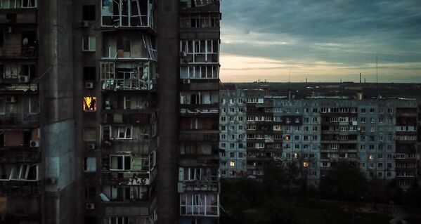 马里乌波尔市居民住宅出现灯光。 - 俄罗斯卫星通讯社