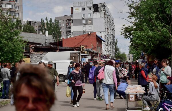 马里乌波尔市居民在街道上活动。 - 俄罗斯卫星通讯社