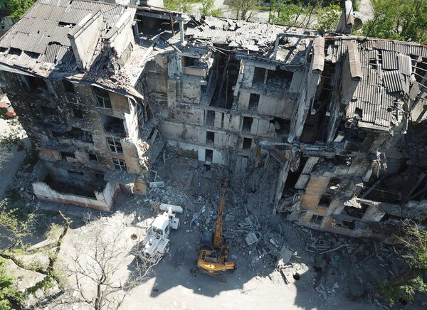 俄羅斯緊急情況部工作人員清理馬里烏波爾市受損建築物。 - 俄羅斯衛星通訊社