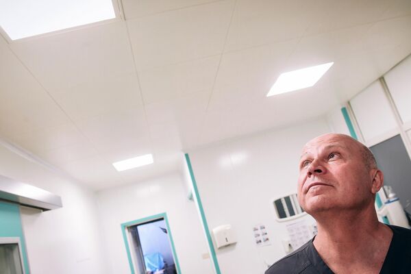 馬里烏波爾市心臟中心醫師謝爾蓋·奧爾列安斯基看著重新亮起的燈光。 - 俄羅斯衛星通訊社