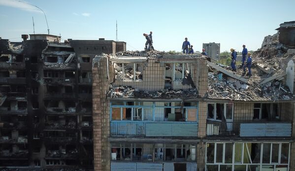 俄羅斯緊急情況部工作中人員清理馬里烏波爾市和平大街廢墟。 - 俄羅斯衛星通訊社