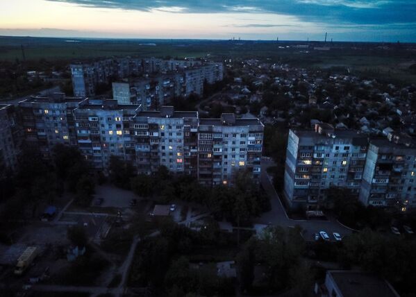 馬里烏波爾市居民住宅出現燈光。 - 俄羅斯衛星通訊社