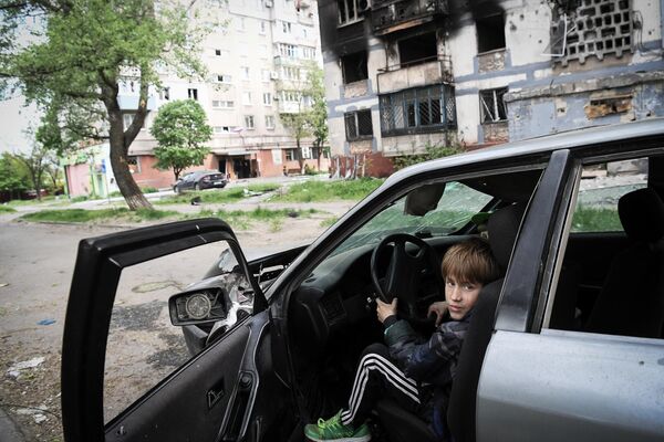 馬里烏波爾市兒童在院子中玩耍。 - 俄羅斯衛星通訊社