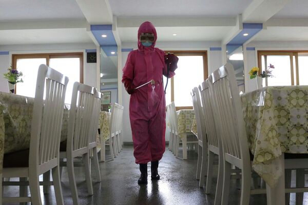 朝鮮一牙膏生產廠對食堂進行防疫消毒。 - 俄羅斯衛星通訊社