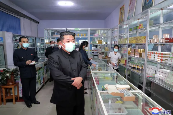 朝鮮國家領導人金正恩視察平壤市一藥店。 朝鮮國家領導人金正恩視察平壤市一藥店。 - 俄羅斯衛星通訊社