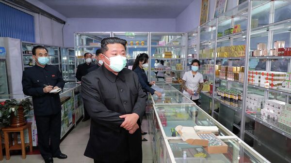 Лидер КНДР Ким Чен Ын в маске в аптеке в Пхеньяне  - 俄羅斯衛星通訊社