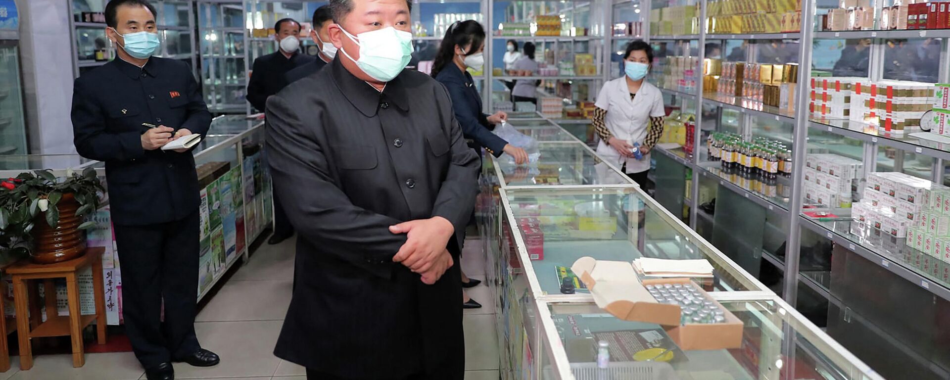 Лидер КНДР Ким Чен Ын в маске в аптеке в Пхеньяне  - 俄罗斯卫星通讯社, 1920, 14.06.2022