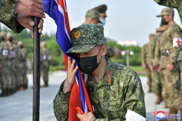 朝鮮軍人在防疫救災動員大會上向國旗宣誓。 - 俄羅斯衛星通訊社