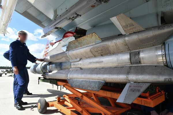 俄空天軍地勤車輛運輸Kh（哈）-31航空導彈。 - 俄羅斯衛星通訊社