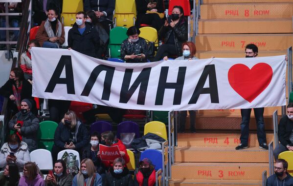 观众们在莫斯科Megaspot运动馆观看阿林娜·扎吉托娃在滑冰世锦赛上的表演。 - 俄罗斯卫星通讯社