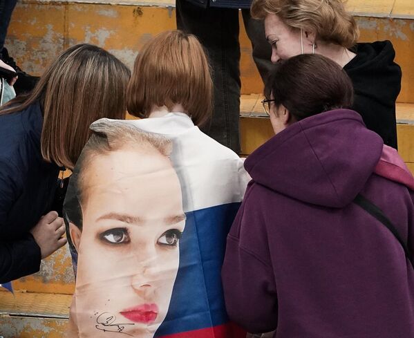 阿林娜·扎吉托娃的粉絲們高舉宣傳牌聲援偶像。 - 俄羅斯衛星通訊社