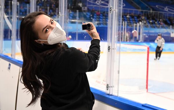 俄羅斯花樣滑冰運動員阿林娜·扎吉托娃觀看2022年冬奧會男子冰球小組賽。 - 俄羅斯衛星通訊社